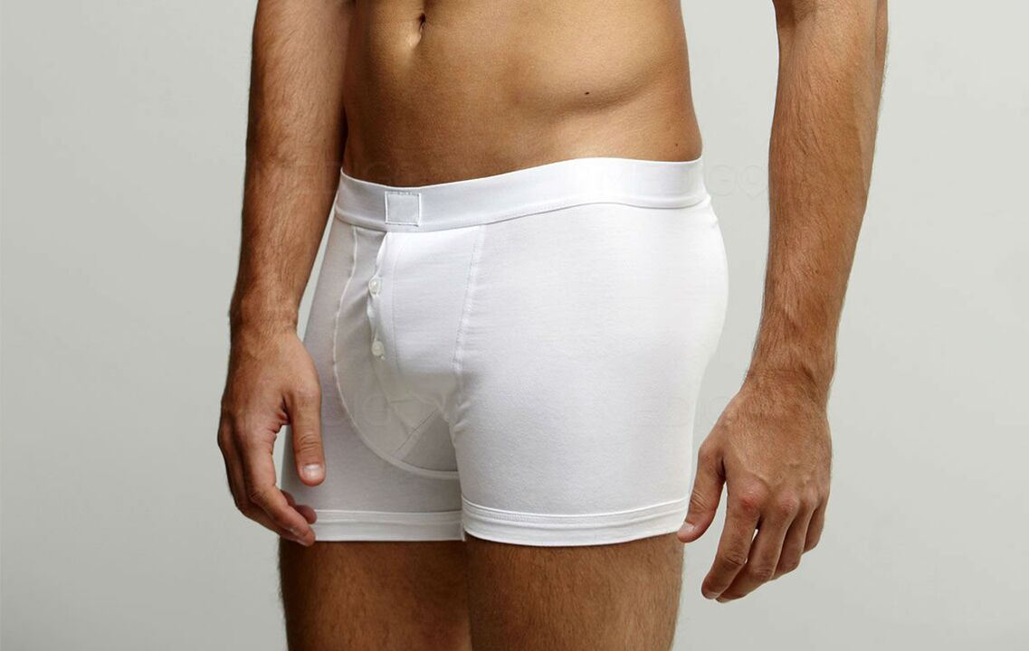 Avant d'effectuer les exercices, un homme doit se préparer.