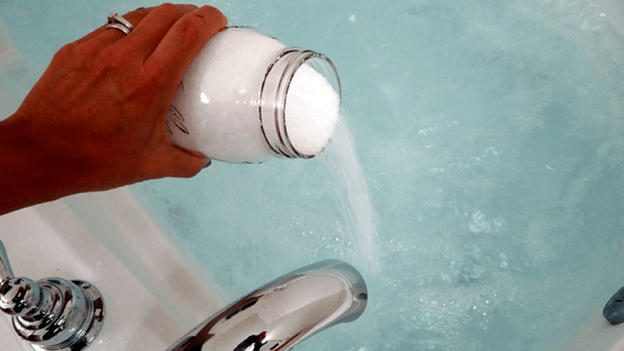 Bain de bicarbonate de soude pour agrandir le pénis.